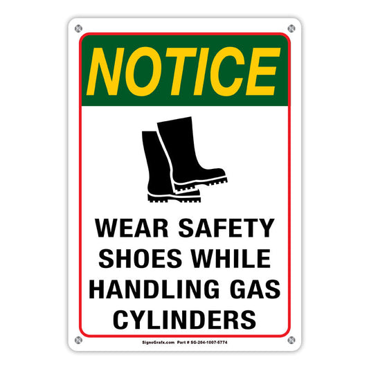 Notice 
Wear Safety Shoes While Handling Gas Cylinders Sign